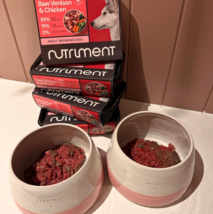 This post shows the ‘Raw Vension & Chicken’ food, which is characterised by its pink packaging.
