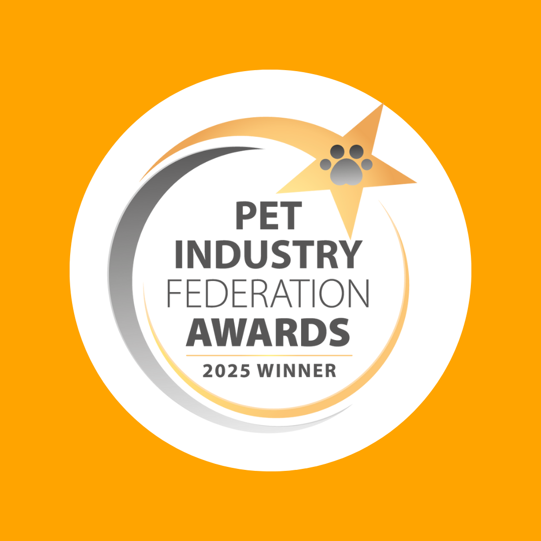 Award-winning Gently Steamed Chicken 395g: Pet Industry Federation Awards 2025 winner (gold star & paw, orange).