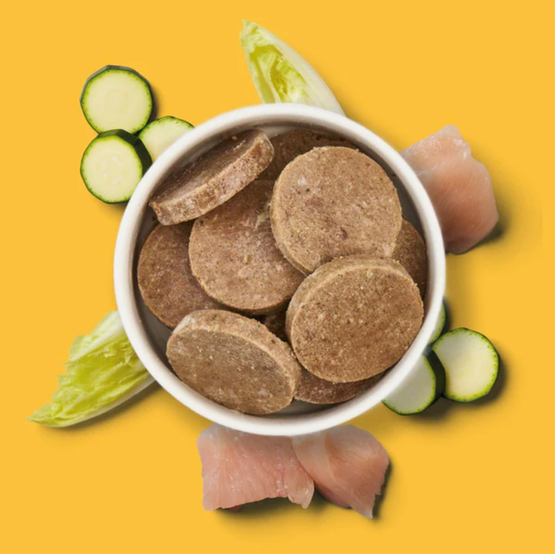 Fresh Medallions - Chicken 800g: gently cooked, highly digestible dog food with raw chicken, zucchini & lettuce.